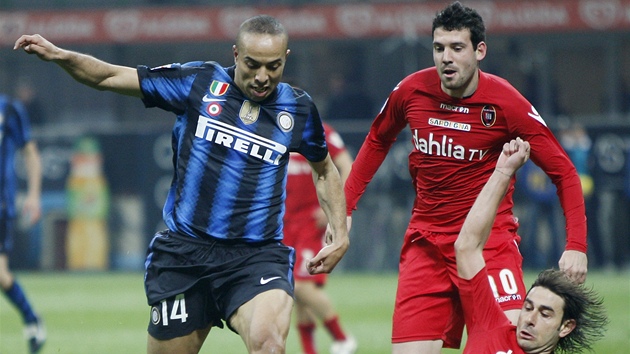 PROTI PESILE. Záloník Interu Milán Houssine Kharja se pokouí probít pes dvojici hrá Cagliari.