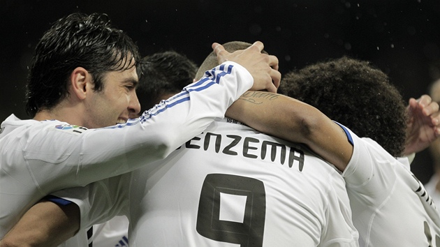 STELEC A GRATULANTI. Karim Benzema a jeho spoluhrái z Realu Madrid oslavují první gól v síti Levante.