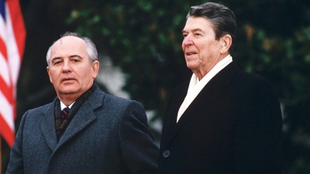 Ronald Reagan a Michail Gorbaov. Nali spolenou e