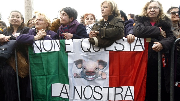 Demonstrace proti chování Silvia Berlusconiho v ím (13. února 2011)