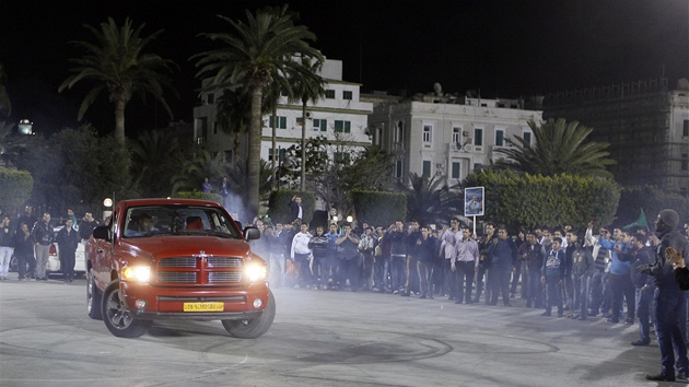 Manifestace Kaddáfího píznivc v Tripolisu (17. února 2011)