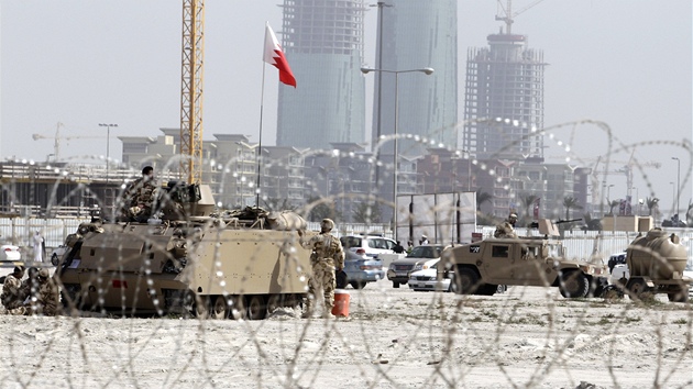 Armáda Bahrajnu hlídá Perlové námstí (18. února 2011)