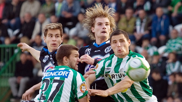 Fotbalista Patrik Svoboda (první zleva) v kladenském dresu p�i utkání s Bohemians 1905. (8. kv�tna 2010)