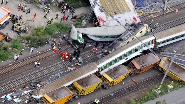 Pak u� p�i�el osudný pátek a nevyhnutelný náraz do spadlé mostní konstrukce. Ve