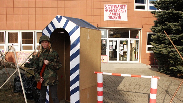 Protest student gymnázia v Mimoni proti ruení své koly.