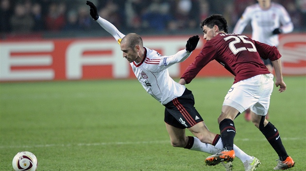 V SOUBOJI. Spar�anský zálo�ník Kamil Vacek (vpravo) sna�í dostat k mí�i p�es Raúla Meirelese z Liverpoolu. 