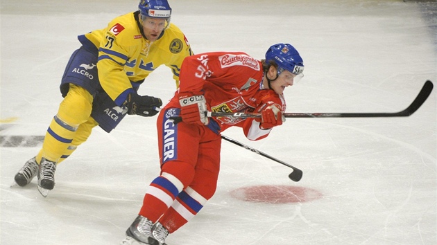 eský hokejista David Kvto uniká, snaí se se zastavit Mathias Tjarnqvistze védska. 