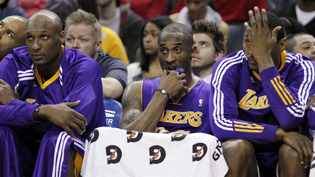 SKEPSE. Na lavice basketbalist Los Angeles Lakers  panuje rozarování v podání tria (zleva) Lamar Odom, Kobe Bryant, Ron Artest.