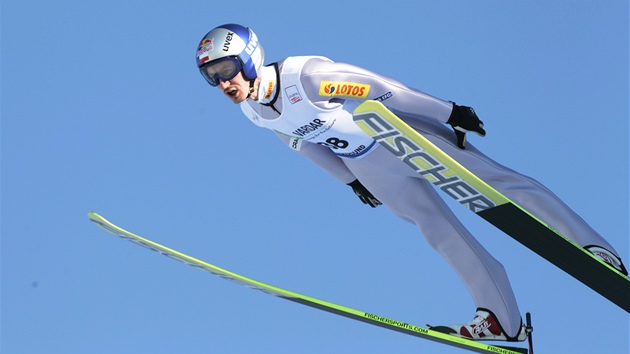 CO NEJDÁL. Polský skokan na lyích Adam Malysz bhem závodu ve Vikersundu.
