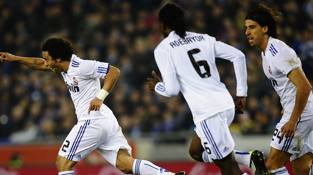BÍLÁ RADOST. Hrá�i Realu Madrid, kterému se p�ezdívá Bílý balet, oslavují gól. Vlevo autor branky Marcelo.