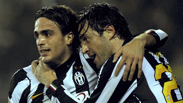 Hrái Juventusu se radují ze vstelené branky. Vlevo Alessandro Matri, vpravo Luca Toni.