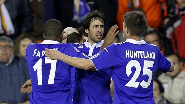 STELEC PIJÍMÁ GRATULACE. Raúl z Schalke (uprosted) pijímá gratulace od svých spoluhráe, nebo ped chvílí vstelil gól.