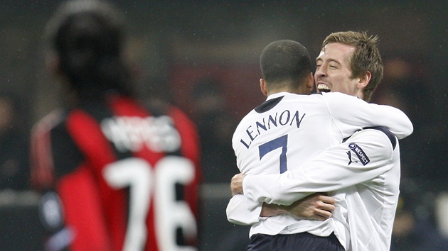 ROZHODL. Úto�ník Peter Crouch z Tottenhamu (vpravo) se s Lennonem raduje z gólu.