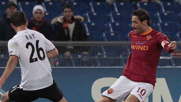 ÍMSKÝ HRDINA. Francesco Totti oslavuje a pijímá gratulace spoluhrá z AS ím.