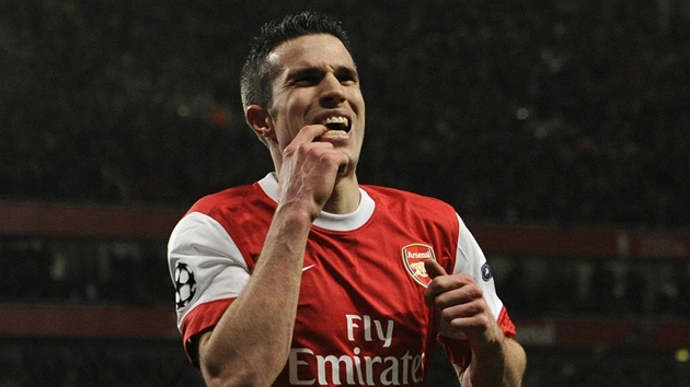 A JE TAM! Robin van Persie z Arsenalu oslavuje vyrovnávací gól.