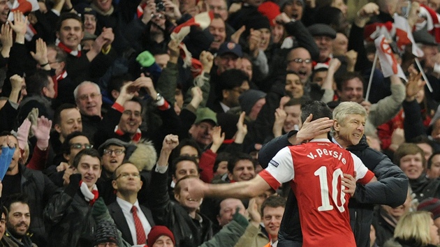 LONDÝN V EUFORII. Robin van Persie z Arsenalu se raduje s trenérem Wengerem z vyrovnávacího gólu.