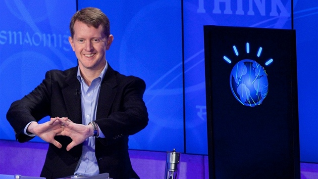 Soutěžící Ken Jennings proti počítači Watson během tiskové konference