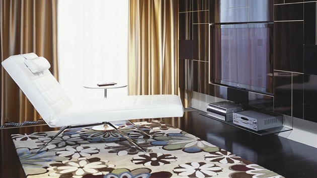Koberec s kvtinovým vzorem byl architektm ze studia Hotový interiér inspirací pi dekorování, stejný motiv pouili na ze