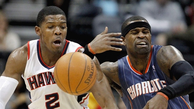  Joe Johnson z Atlanty (vlevo) a Stephen Jacksonz Charlotte.