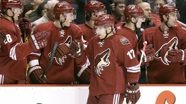 Radim Vrbata z Phoenixu p�ijímá gratulaci od spoluhrá�� k prom�n�nému nájezdu v duelu s Chicagem.