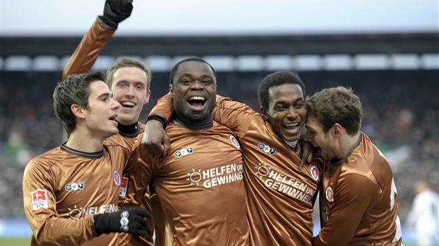 Gerald Asamoah (uprost�ed) ze St. Pauli se raduje se spoluhrá�i z gólu.