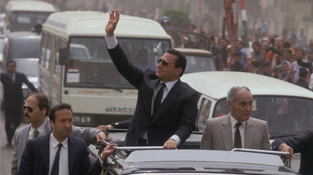 Husní Mubarak pi prezidentské kampani v roce 1987