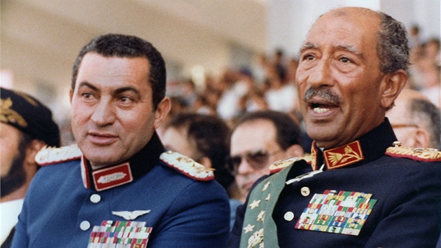 Husní Mubarak (vlevo) s pedchozím egyptským prezidentem Anwarem Sadatem 6. íjna 1981 sleduje vojenskou pehlídku. O chvíli pozdji Sadata zavradili islámtí fundamentalisté a Mubarak se vyhoupl do kesla prezidenta 