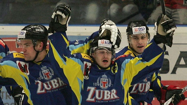 Perovtí hokejisté oslavují trefu proti Prostjovu.