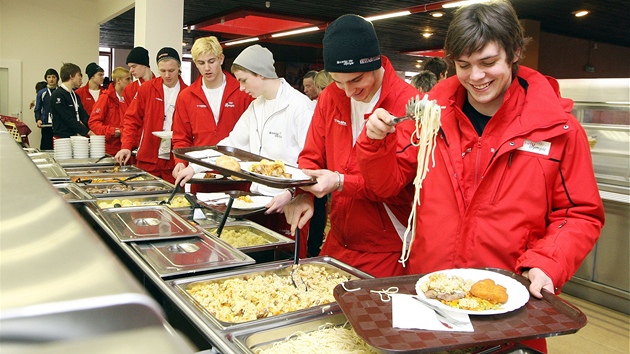 Olympijská jídelna p�ipravuje 6000 porcí denn�. Na snímku odbavuje �eleny �výcarské výpravy.