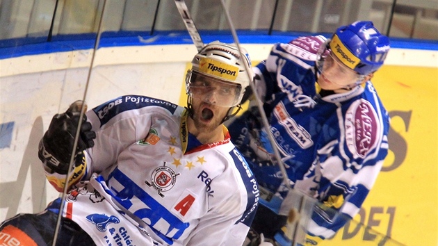 Pardubický útoník Radovan Somík se raduje z jednoho ze ty gól v síti Kladna.