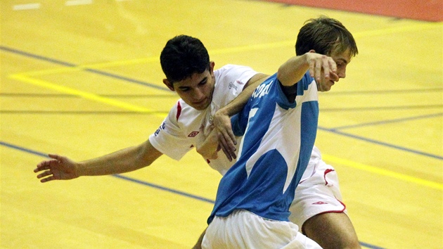 Douglas (v bílém) z Chrudimi v duelu s Pardubicemi.