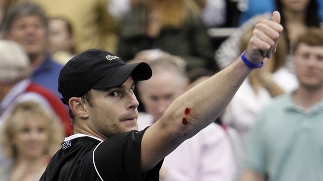 Obtavý zákrok Andyho Roddicka na turnaji v Memphisu skonil odeným loktem