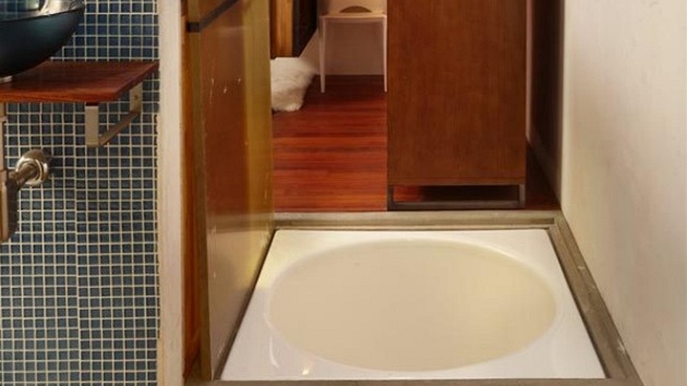 Pod podlahou hned za vstupními dvemi se ukrývá japonská kruhová vana