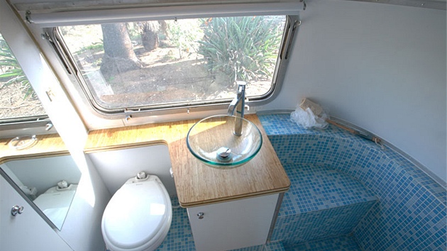Karavan má velmi pknou koupelnu s perfektním sprchovým koutem