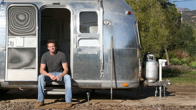 Americký architekt Matthew Hofmann a jeho kompletn� rekonstruovaný karavan