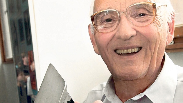 Designér známých v�cí do domácnosti Stanislav Lachman (1921�2011) zem�el. Na snímku dr�í �ehli�ku ETA 212 