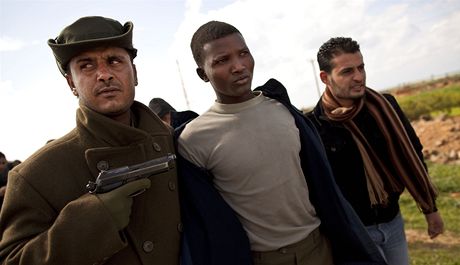 Libyjci vedou oldáka z adu, který bojoval na Kaddáfího stran (27. února 2011)