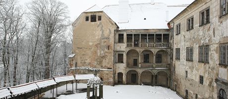 Zámek v Brtnici léta chátral, s opravami nyní zaal nový nájemce