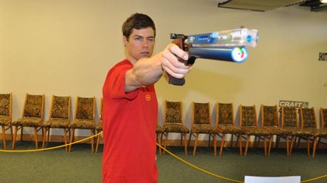 Michal Sedlecký pi tréninku s laserovou pistolí