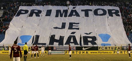 Fanouci Baníku Ostrava vyvsili na utkání se Spartou Praha transparent, který oeruje primátora msta. Protestují tak proti tomu, e Baník nedostane nový stadion. (28. únor 2011)