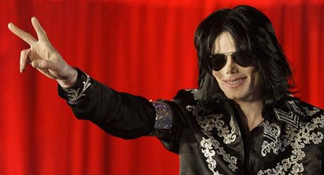 S tímhle vítzným gestem se Michael Jackson vracel na scénu, kdy v Londýn mluvil o comebackovém projektu This Is It.