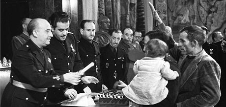 panlský diktátor Francisco Franco (vlevo) pedává rodin ocenní za velký...