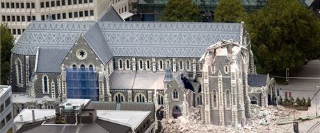 Zemtesenm poboen katedrla v novozlandskm Christchurchu. (22. nora 2011)