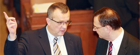 Ministr financí Miroslav Kalousek pi debat s premiérem Petrem Neasem v Poslanecké snmovn.