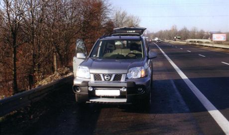 Vz Nissan na Rudné ulici chvíli po vykradení.