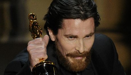 Christian Bale s Oscarem za vedlejí roli ve snímku The Fighter