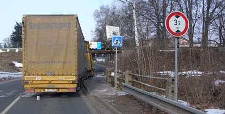 Nkladn vz s pvsem se neveel pod viadukt v Trutnov