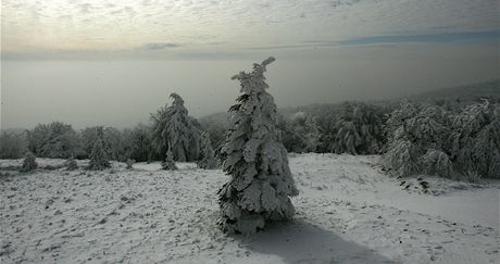 Ústecký kraj opt trápí smog. Pohled z Komáí Víky na Teplicku.