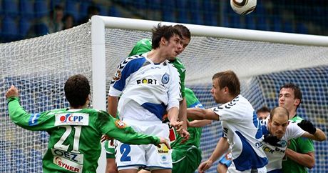 LETÍ CENTR. Liberetí i jablonetí fotbalisté naskakují na centrovaný mí v prbhu severoeského derby