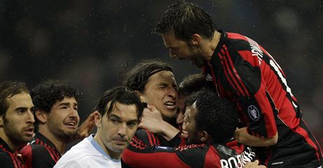 V AC Milán pokrauje a raduje se po gólu do sít Neapole (vpravo).